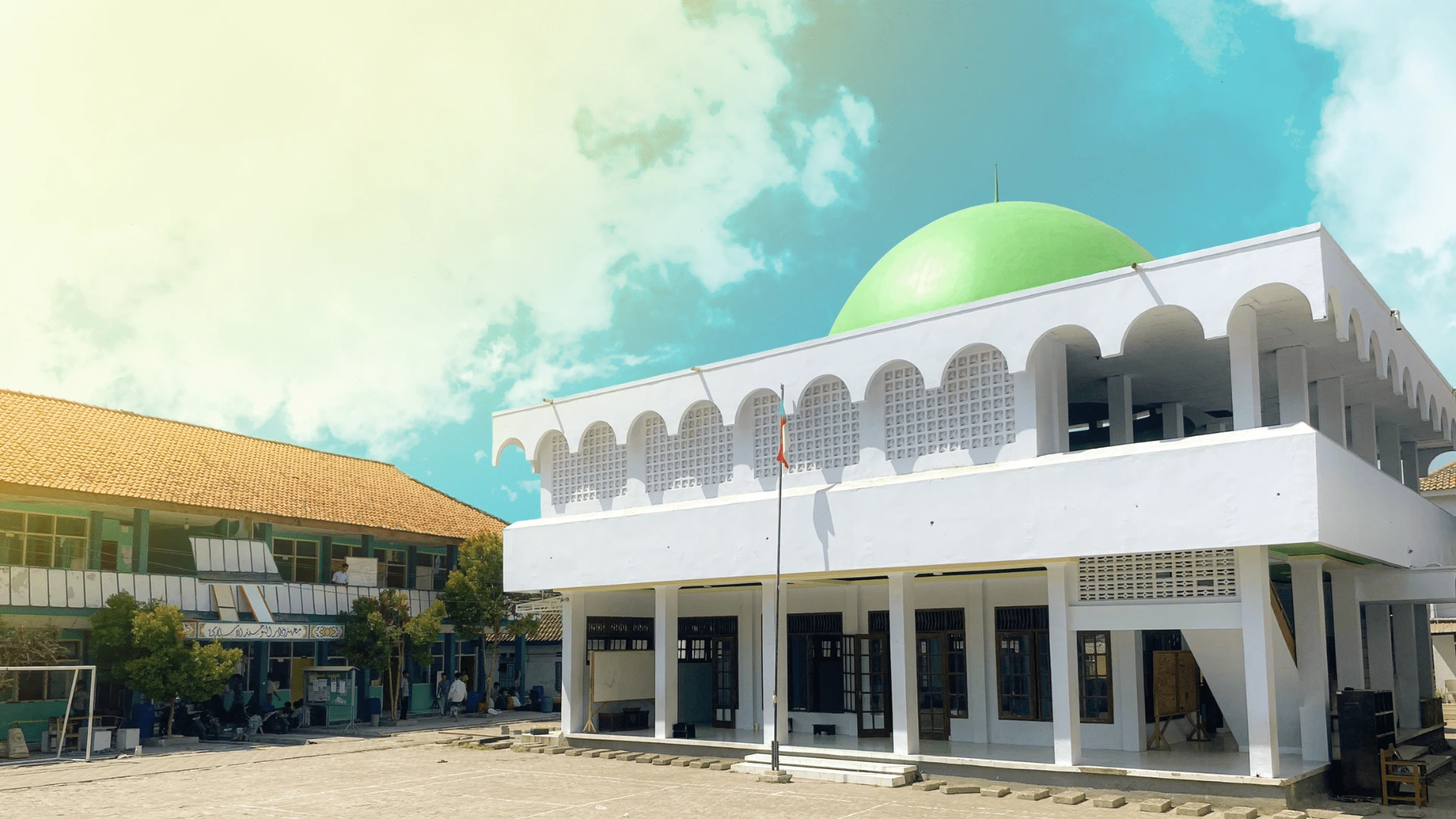 Pemandangan udara Pondok Pesantren Dar Al Tauhid dengan arsitektur masjid tradisional dan lingkungan asri